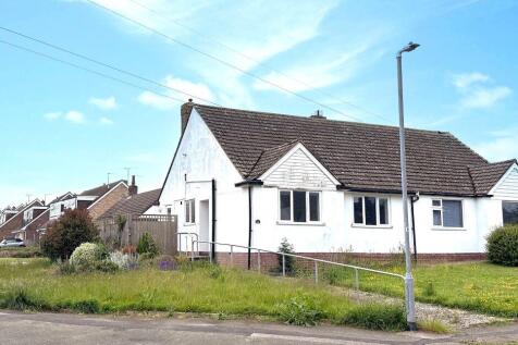 28 Malcolm Gardens, Polegate, BN26 6PJ 2 bed semi