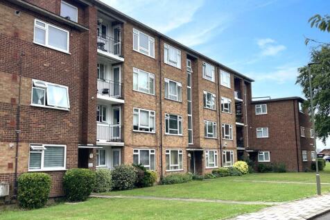 13 Thatcham Court, High Road... 2 bed flat for sale