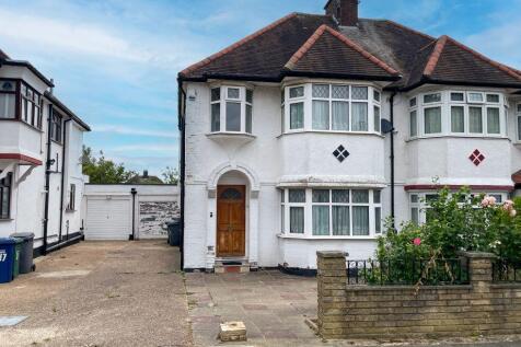 19 Kenver Avenue, North Finchley, N12... 3 bed semi