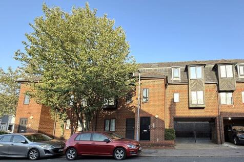 Flat 9 Albany Court, Dallow Road... 2 bed flat for sale