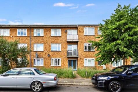 13 Cotswold Court, Hodder Drive... 1 bed flat for sale