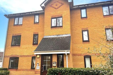 182 Ascot Court, Aldershot, GU11 1HS 2 bed flat for sale