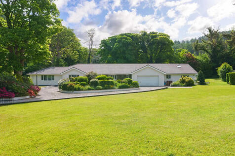 6 bedroom detached bungalow for sale