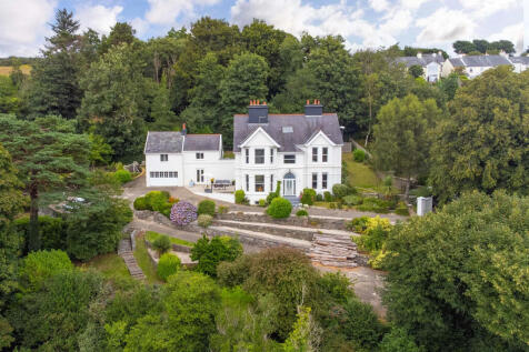 6 bedroom detached house for sale