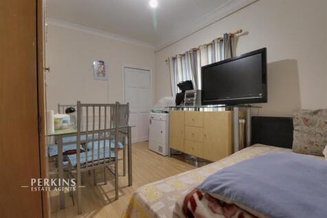 Southall, UB2 2 bed maisonette for sale