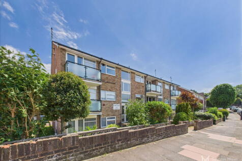 Moat Croft Road, Eastbourne BN21 1 bed flat for sale