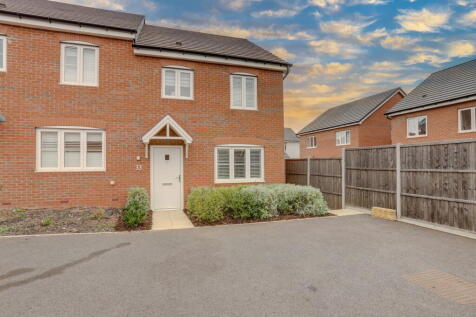Elizabeth Drive, Nottingham NG12 3 bed semi