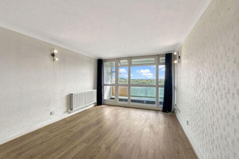 Navestock Crescent, Woodford Green IG8 2 bed flat for sale