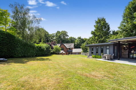 6 bedroom semi-detached house for sale