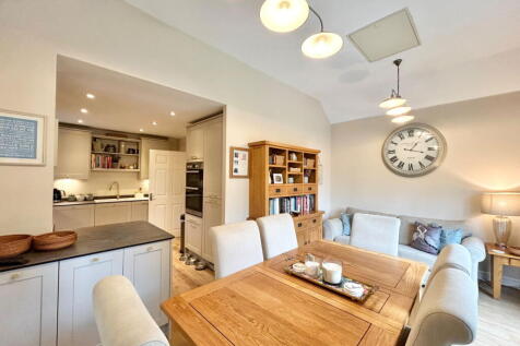 Lily Walk, Sittingbourne ME10 4 bed semi