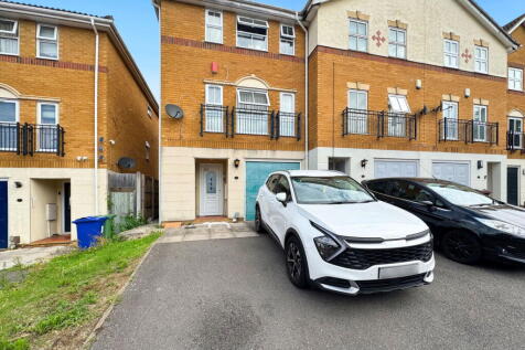 Buttell Close, Grays RM17 4 bed end of terrace house for sale