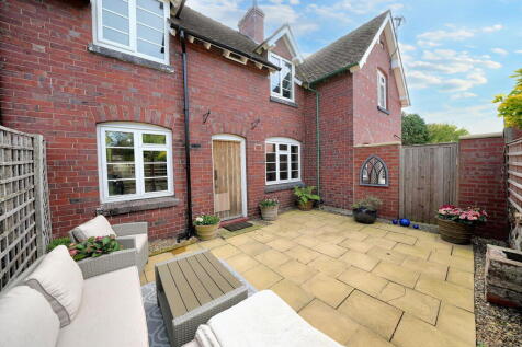Old Farm Lane, Newport TF10 3 bed cottage for sale