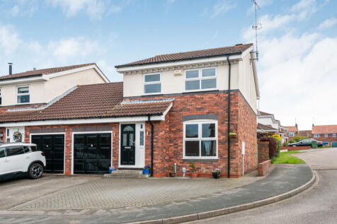 3 bedroom link detached house for sale