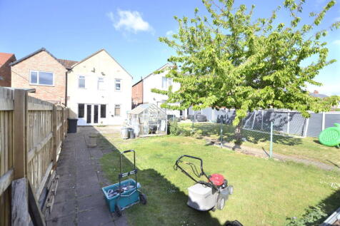 Highfield Road, Gloucester GL4 3 bed semi