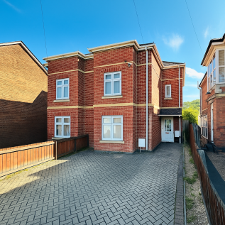 5 bedroom semi-detached house for sale