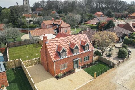 Substantial home, with detached... 3 bed detached house for sale