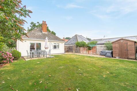 Charming Detached Bungalow in Central... 3 bed detached house for sale