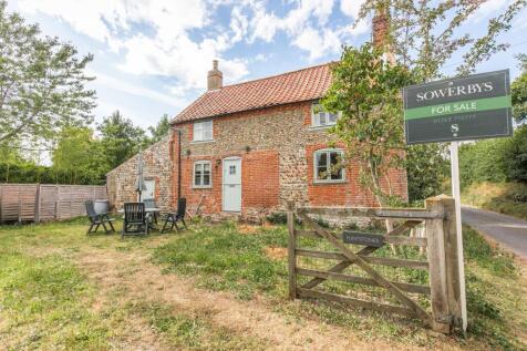 Charming Detached Cottage in Edgefield 2 bed detached house for sale