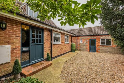 Beautifully Renovated Home in Weybourne 4 bed detached house for sale