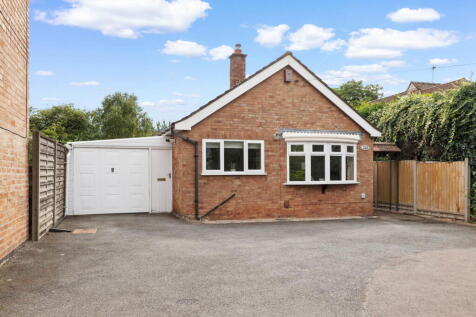 232 London Road, Worcester.  WR5 2JJ 2 bed detached bungalow for sale