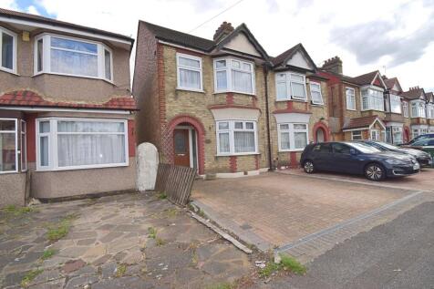 Hampton Road, Chingford, London. E4 8NP 3 bed semi
