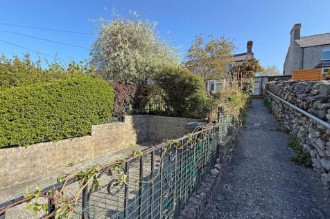 Valley Road, Llanfairfechan, Conwy, LL33 2 bed terraced house for sale