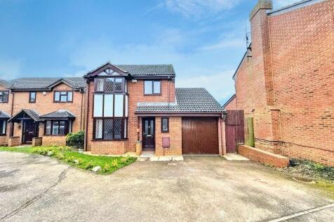 Launton Close, Luton, Bedfordshire... 3 bed detached house for sale