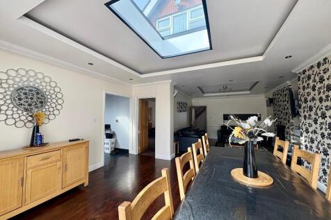 Waller Avenue, Luton, Bedfordshire... 5 bed detached bungalow for sale