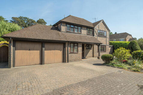 Kemp Court, Bagshot, Surrey, GU19 4 bed detached house for sale
