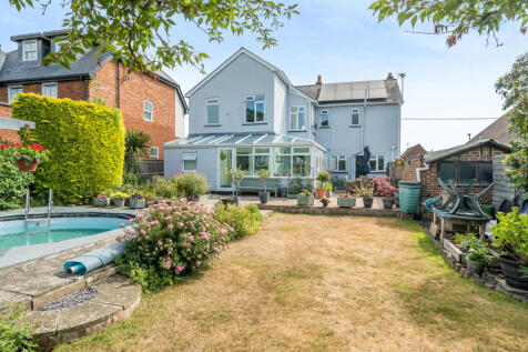Junction Road, Lightwater, Surrey, GU18 5 bed detached house for sale