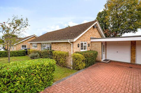 Clearsprings, Lightwater, Surrey, GU18 3 bed bungalow for sale