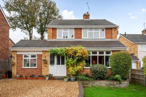Turnville Close, Lightwater, Surrey... 4 bed detached house for sale