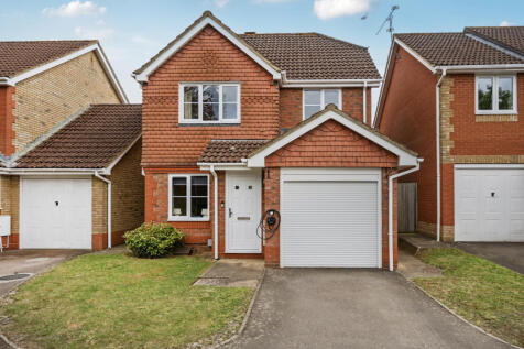 Sycamore Road, Farnborough... 3 bed detached house for sale