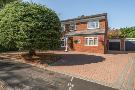 Rowans Close, Farnborough, Hampshire... 4 bed detached house for sale