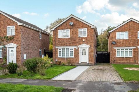 Hazel Avenue, Farnborough, Hampshire... 3 bed detached house for sale