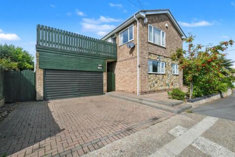 May Avenue, Canvey Island SS8 4 bed detached house for sale