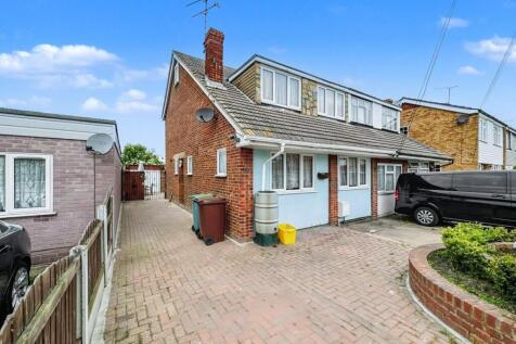 Edith Road, Canvey Island SS8 3 bed chalet for sale