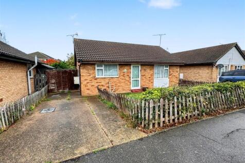 Central Avenue, Canvey Island SS8 2 bed detached bungalow for sale