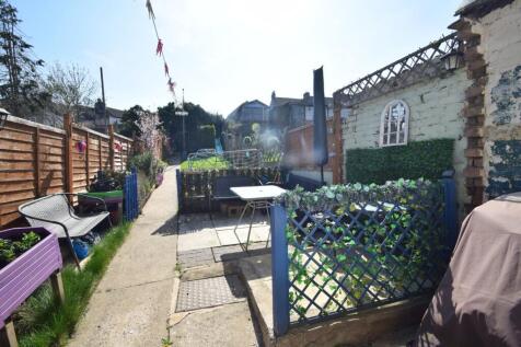 Castle Road, Chatham, ME4 2 bed terraced house for sale