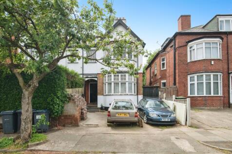 5 bedroom semi-detached house for sale
