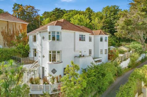 6 bedroom detached house for sale