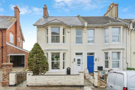 4 bedroom end of terrace house for sale