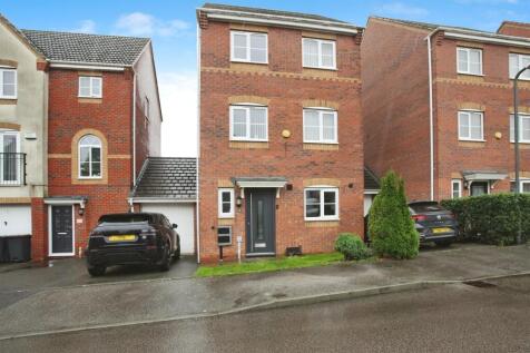 4 bedroom link detached house for sale