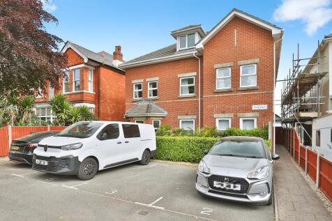 2 bedroom ground floor flat for sale