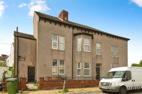 4 bedroom end of terrace house for sale