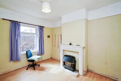 4 bedroom end of terrace house for sale