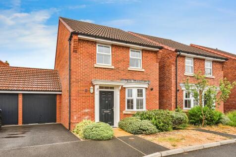 3 bedroom link detached house for sale