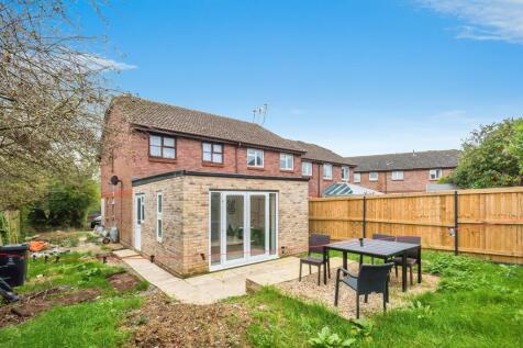 2 bedroom maisonette for sale