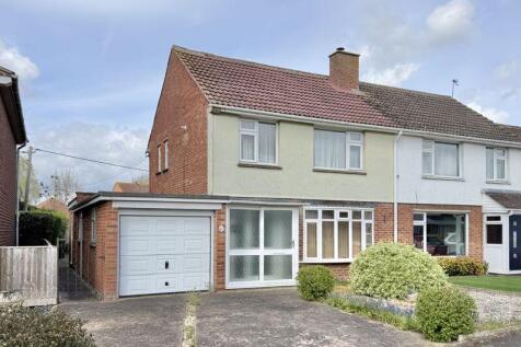 3 bedroom semi-detached house for sale