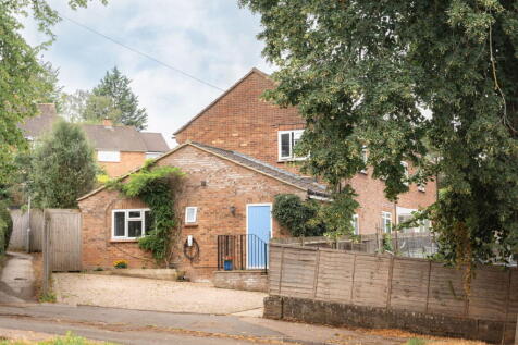 Chiltern Close, Berkhamsted... 4 bed semi